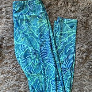 2/8! 🦋 OS lularoe tropical leaves leggings